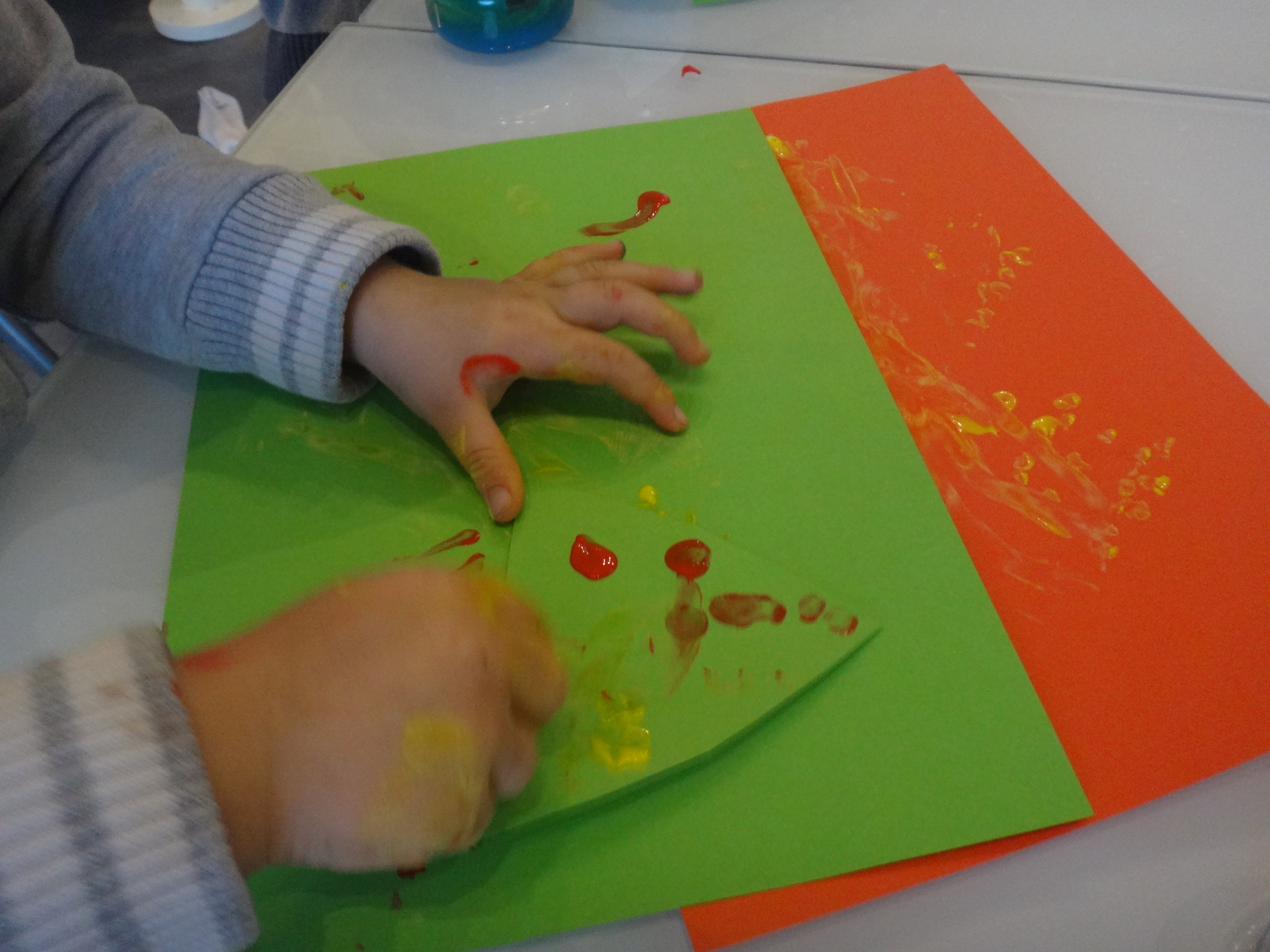 activité manuelle pour les enfants peindre avec les doigts - ManzaBull