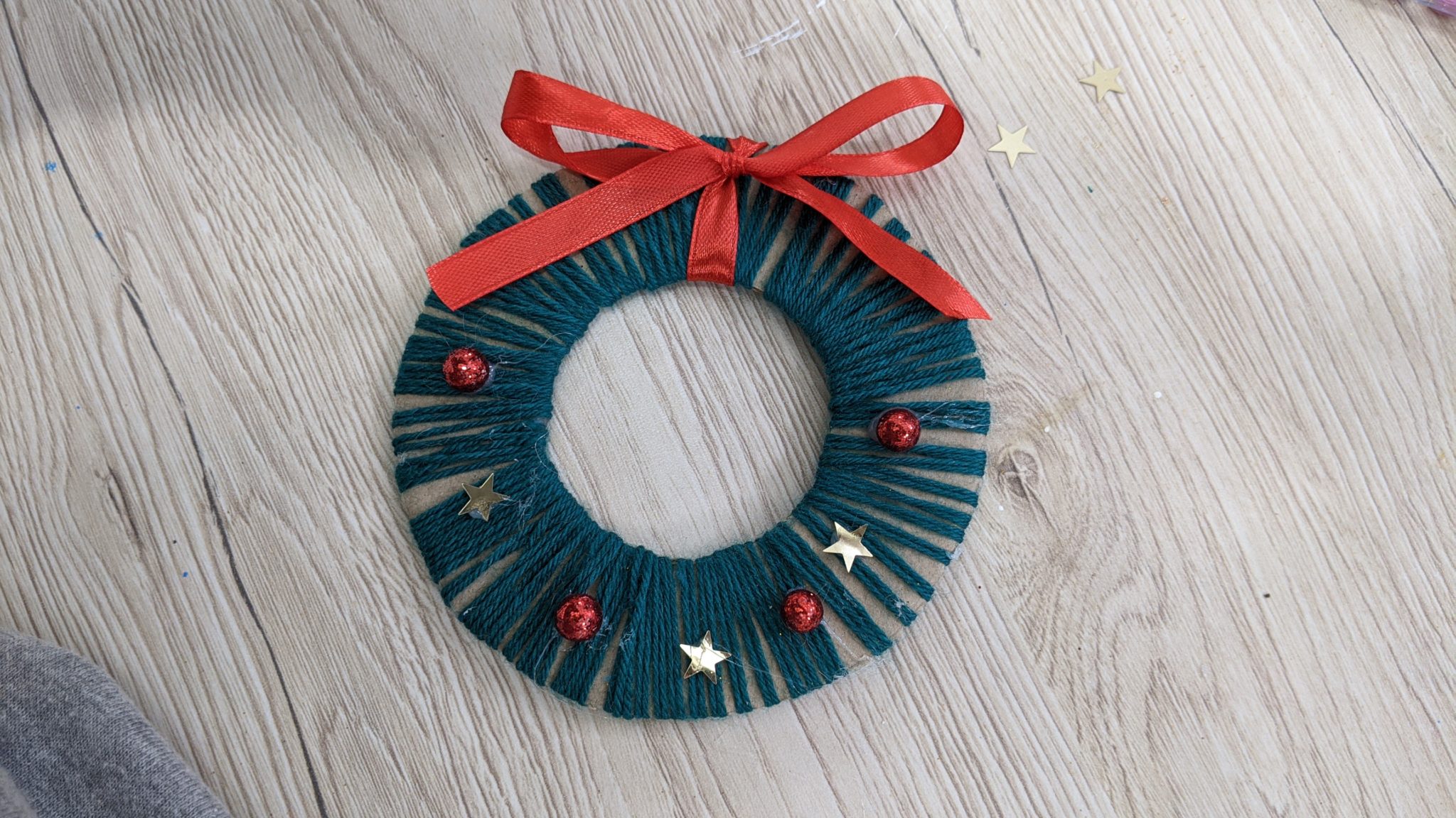 Activité de Noel : couronne en carton - ManzaBull'