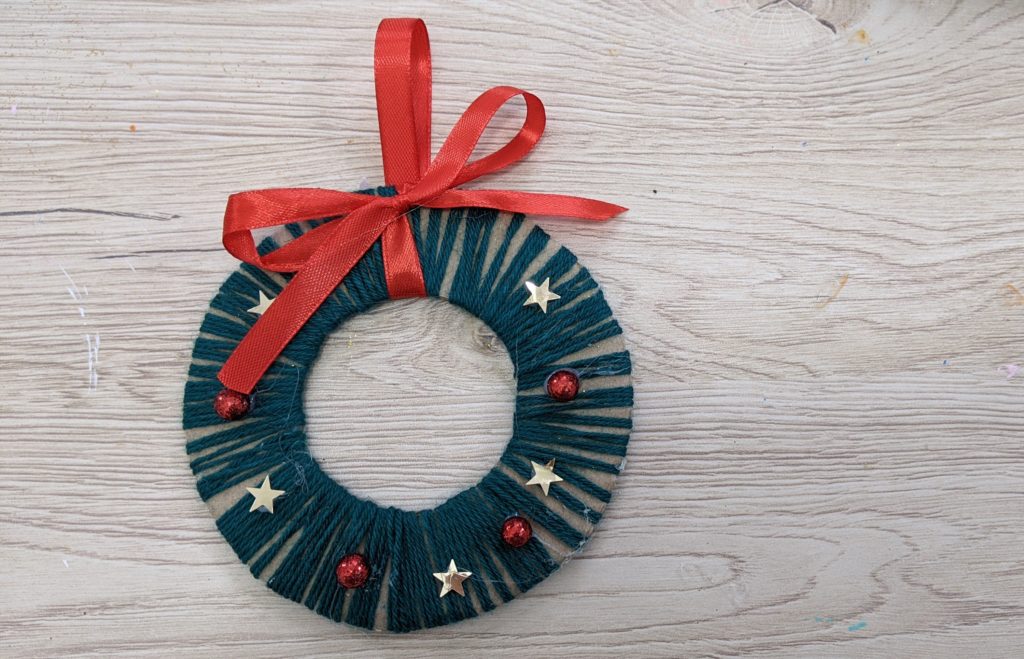 Activité de Noel : couronne en carton 