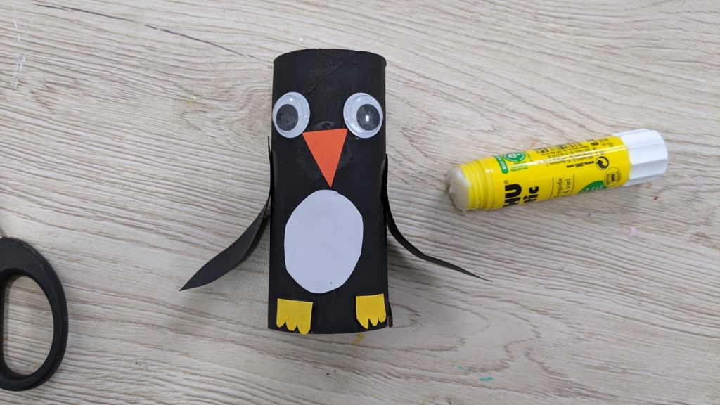 Fabriquer un pingouin avec un rouleau en carton