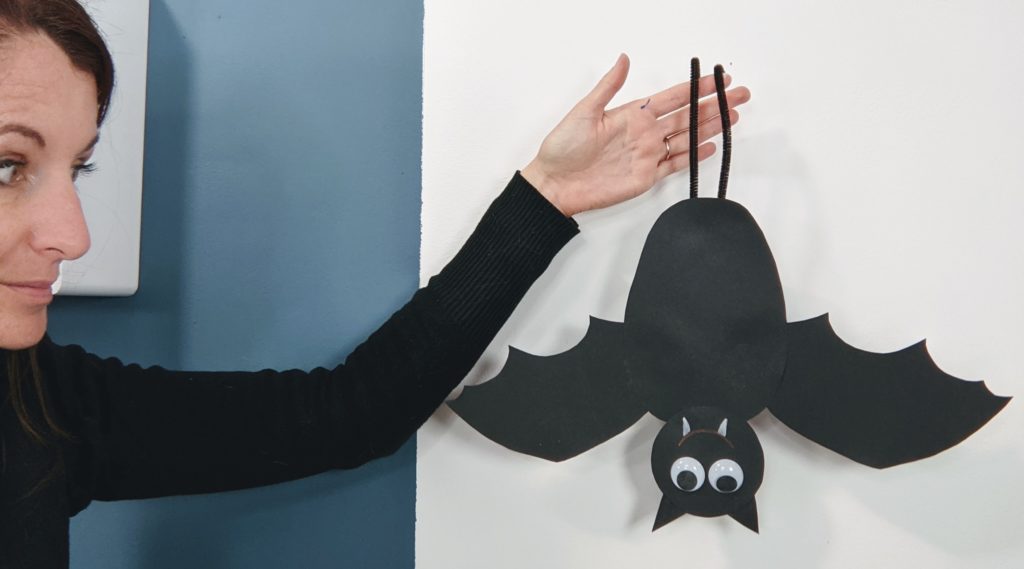 Activité manuelle pour Halloween : chauve-souris suspendue