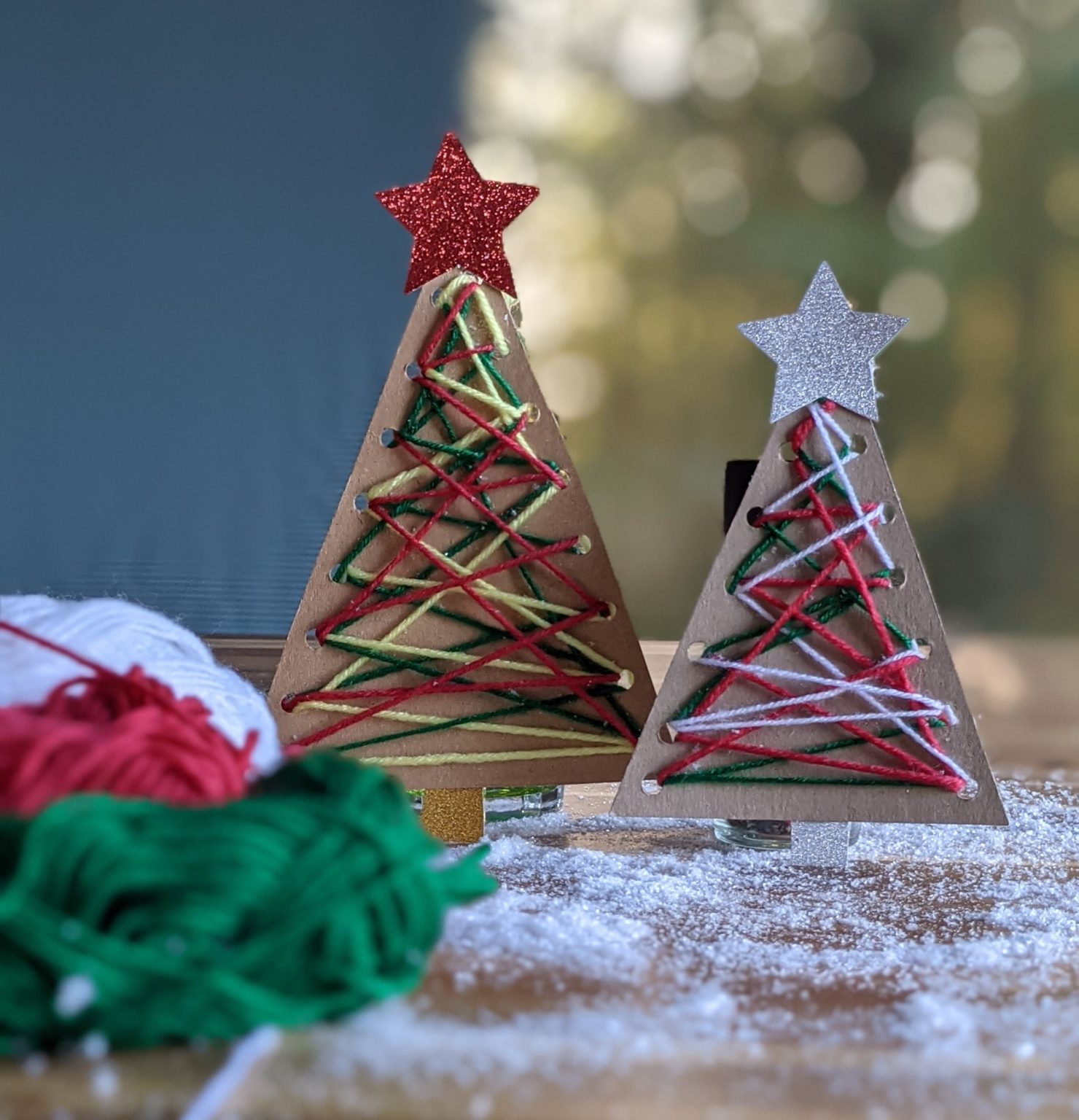 Activité Noël sapin en laine et en carton ManzaBull'