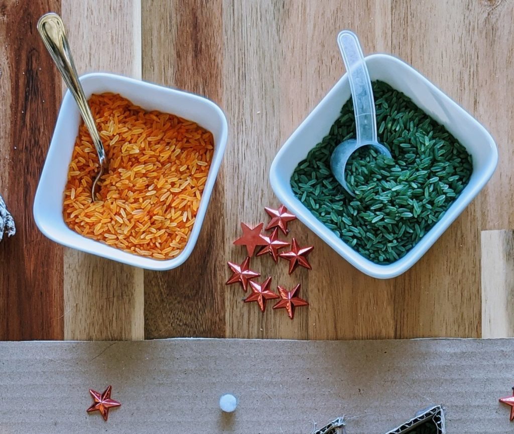 riz coloré - Activité de transvasement : sapin de Noël