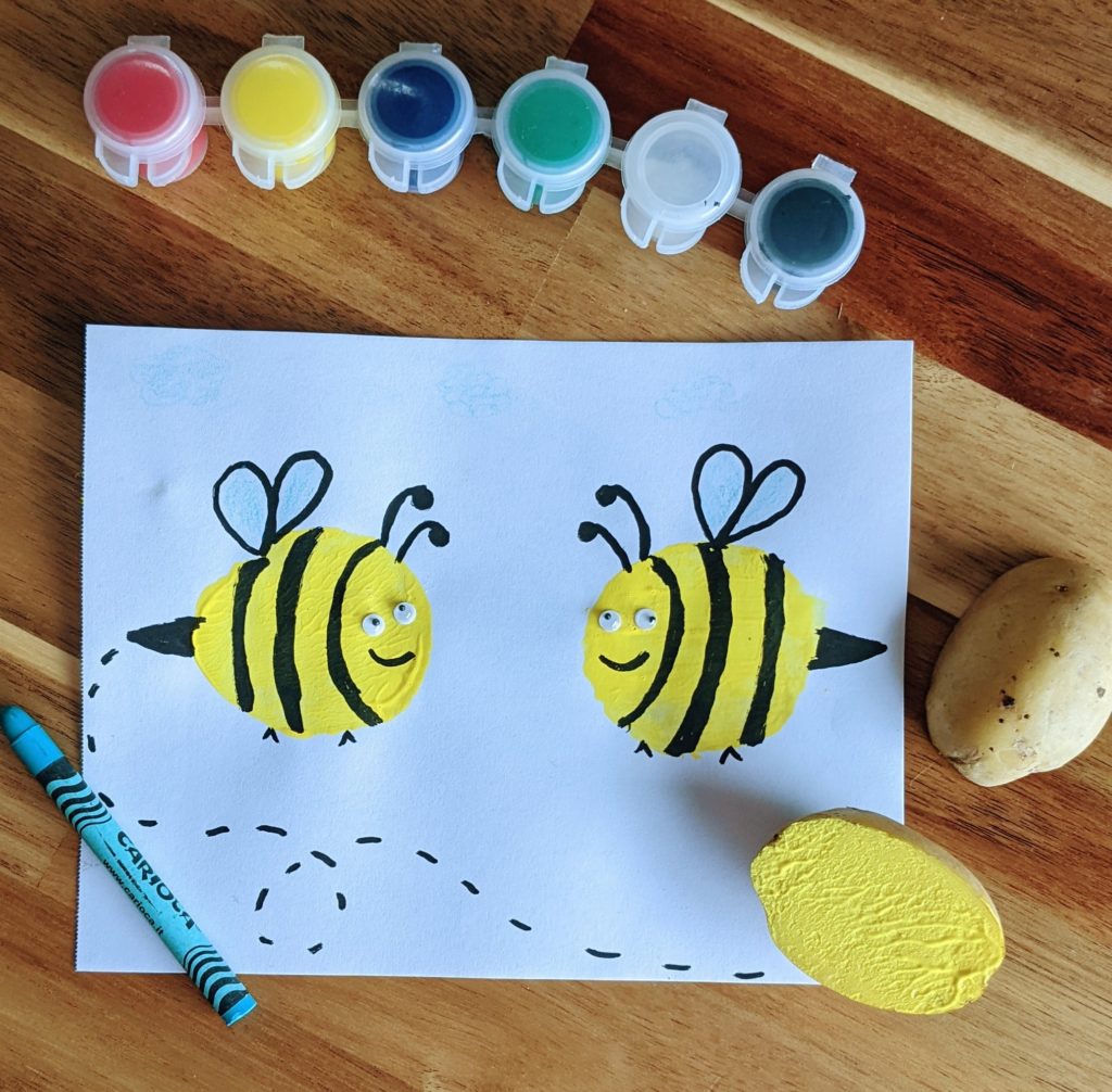 activité manuelle : peinture avec une pomme de terre