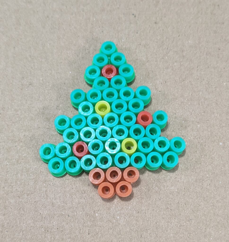 Père Noël En Perles Vertes Avec Arbre – Figurine Ino Schaller (neuf)
